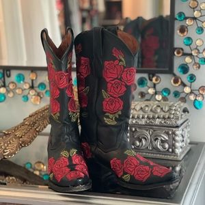 BEAUTIFUL Rose 🌹 Embroidered western boots 8